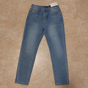 Boohoo high waisted  mom jeans nwt size 4